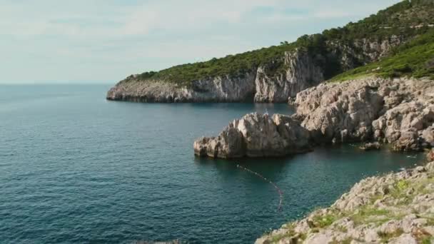 在卡普里岛的洛基海岸探险的妇女 一个孤独的旅行者凝视着大海 与高耸的海岸悬崖相形见绌 在意大利的暑假 — 图库视频影像