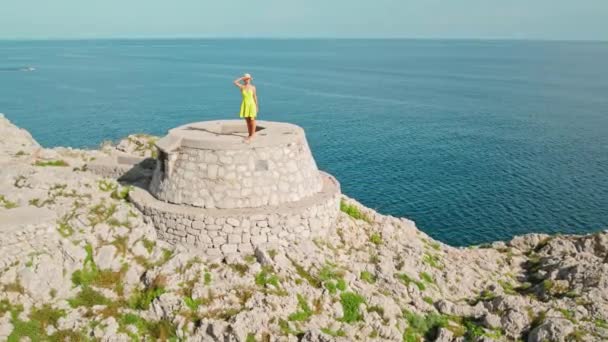 Vrouw Vakantie Capris Coastline Watchtower Enkele Ontdekkingsreiziger Oude Ruïnes Met — Stockvideo