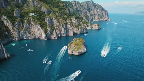 Capri Seshore Plovoucími Jachtami Dynamická Vodní Scenérie Loděmi Kroužícími Kolem — Stock video