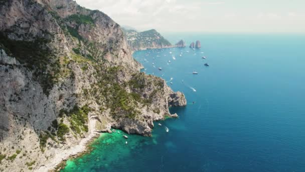 Capris Limestone Cliffs Tower Tranquil Sea 崎岖的海岸线与下面温和的海洋活动形成了鲜明的对比 意大利暑假 — 图库视频影像