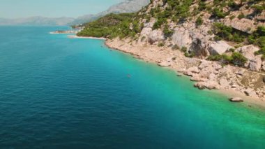 Makarska Sahil Hattı ve Biokovo Dağı üzerinde hava uçuşu. Hırvatistan 'da Adriyatik Yazı. Turkuaz suyu olan Rocky plajı...
