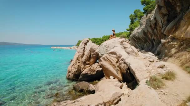 Idyllic Makarska海滨带着郁郁葱葱的松树 克罗地亚的风景秀丽的海岸线 探索者沐浴在亚得里亚海的温暖中 — 图库视频影像