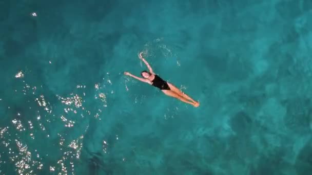 Kobieta Cieszy Się Oceanem Beztroski Duch Świąt Kąpielą Spokojnej Samotności — Wideo stockowe
