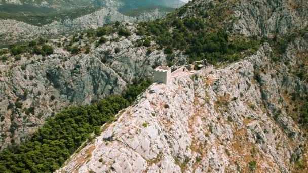 Antigua Fortaleza Montaña Rocosa Croacia Estructura Histórica Encuentra Prominentemente Sobre — Vídeos de Stock