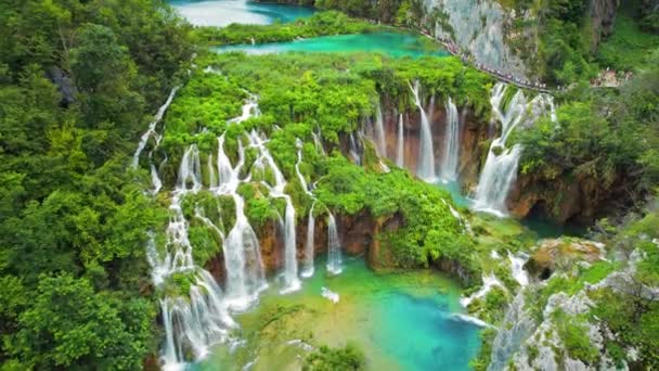 Powerful Waterfall Flows Lake Azure Clear Water Plitvice Lakes National — Stock Video