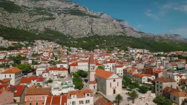 Uitgebreid Uitzicht Stad Met Kerk Met Uitzicht Kroatische Makarska Riviera — Stockvideo