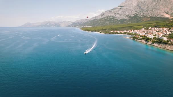 Der Dalmatinischen Küste Warten Küstenabenteuer Ein Schnellboot Hinterlässt Eine Spur — Stockvideo