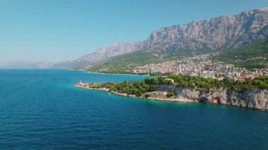 El değmemiş deniz suyuyla Makarska Riviera üzerinde deniz feneri nöbeti. Hırvatistan 'da kıyı manzarası ve çam ağaçları kayalık..