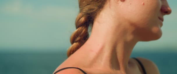 Boynuna Sürdüğün Güneş Kremini Yakından Çek Bulanık Plaj Geçmişinde Korumalı — Stok video
