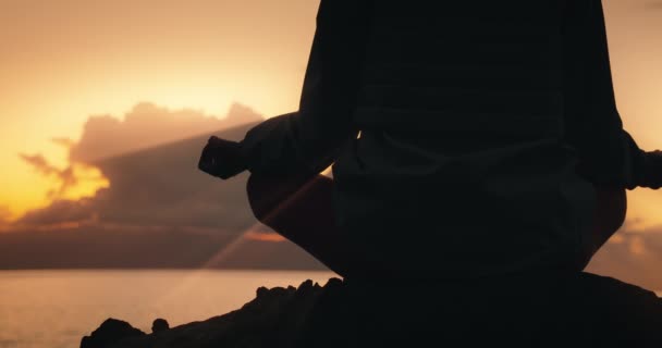 Siluet Wanita Santai Terhadap Matahari Terbenam Langit Pantai Berbatu Pagi — Stok Video