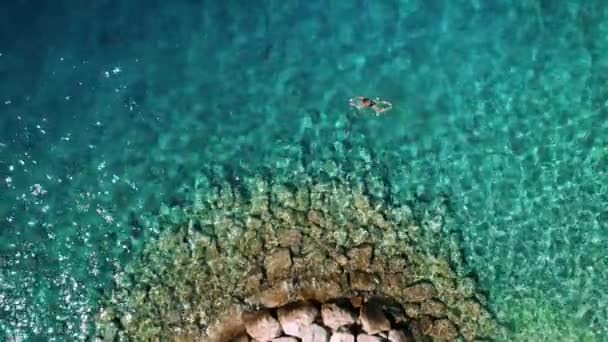 Widok Powietrza Samotnego Pływaka Czystym Adriatyku Wody Krystaliczne Ujawniają Głębię — Wideo stockowe