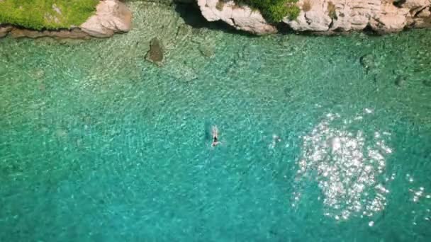 Solo Kobieta Swimmer Dziewiczych Wodach Chorwacji Riwiera Makarska Czyste Lazurowe — Wideo stockowe