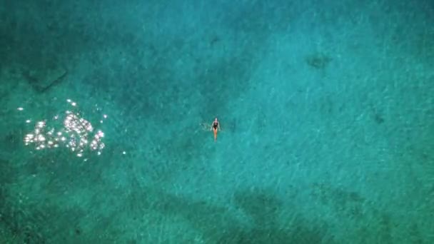 独居妇女在亚得里亚海闪闪发光的碧绿海水中游泳 在海洋中 一个人体验着宁静的孤独 — 图库视频影像