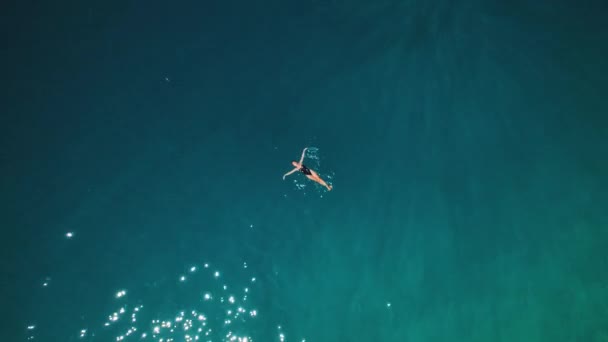 Kobieta Pływająca Oceanie Turkusową Głęboką Błękitną Wodą — Wideo stockowe