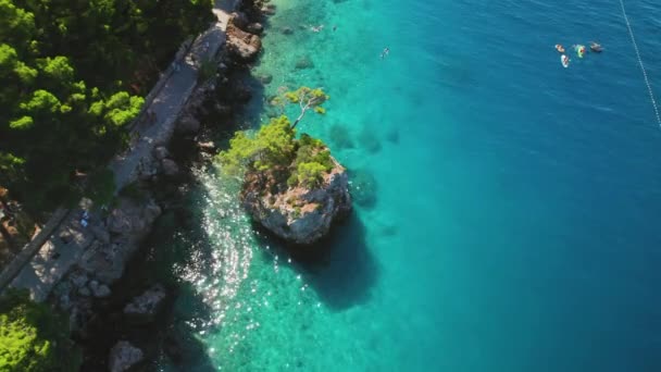 Ustronna Zatoka Odkrywa Naturalne Piękno Spokój Skalistego Wybrzeża Breli Chorwacji — Wideo stockowe