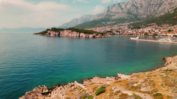 Vista Aérea Makarska Riviera Mountainous Horizon Croacia Una Costa Rocosa — Vídeo de stock