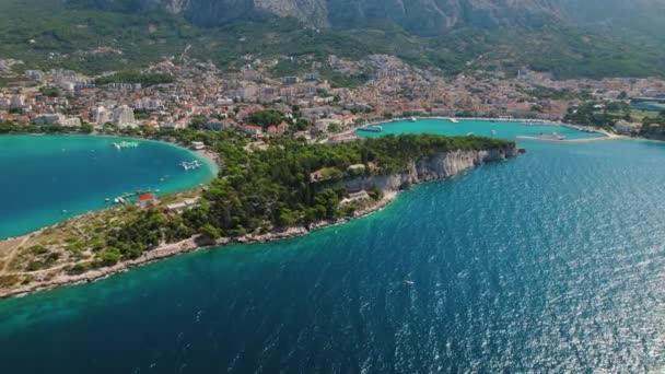 Luchtpanoramisch Uitzicht Makarskas Coastal Elegance Bruisende Stad Tegen Kalme Zee — Stockvideo