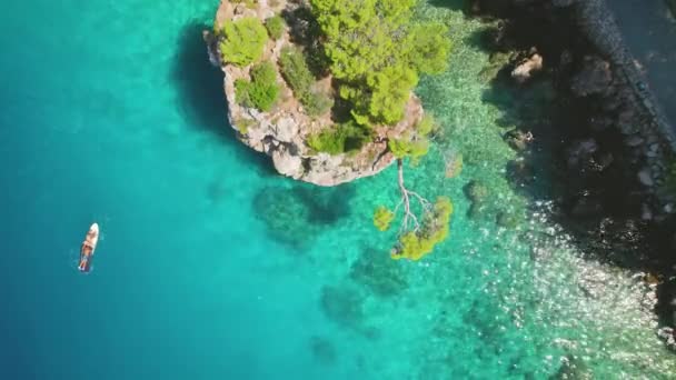 Żywy Błękit Adriatyku Otacza Skaliste Wychodnie Słoneczne Plaże Lecie Brela — Wideo stockowe