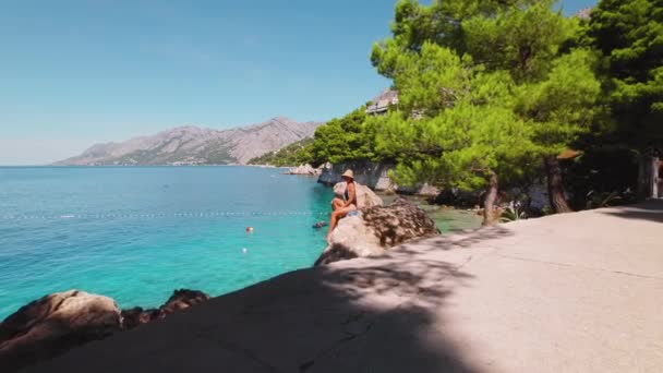 Wanita Bersantai Pantai Selama Liburan Musim Panas Tepi Laut Yang — Stok Video