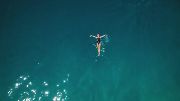 Samotna Dziewczyna Pływająca Rozległym Błękitnym Morzu Promienie Światła Przeszywające Głęboką — Wideo stockowe
