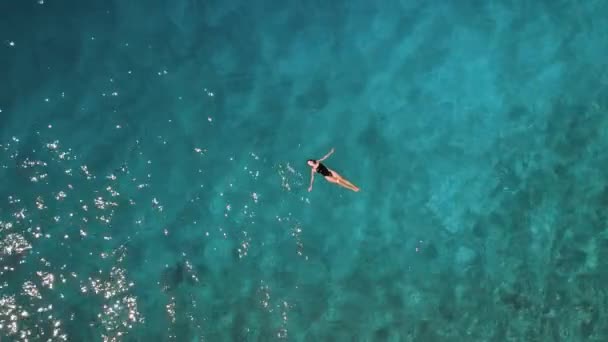 Deniz Suyunda Yüzen Kadın Manzarası Turkuaz Okyanusun Rahatlatıcı Tepeden Tırnağa — Stok video