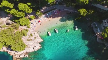 Hırvatistan 'ın Brela kentinde turkuvaz suları ve güneş banyosu yapan çakıl taşı plajlarının nefes kesici manzarası. Yazın popüler turizm beldesi..