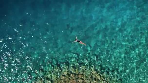 Pojedynczy Turysta Pływający Powierzchni Spokojnego Morza Skaliste Dno Morskie Spokojna — Wideo stockowe