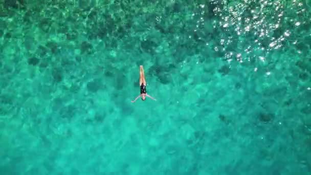 Widok Góry Kobietę Pływającą Słońcu Krystalicznie Czystymi Turkusowymi Wodami — Wideo stockowe