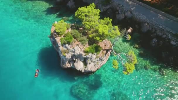 Hırvatistan Brela Kentindeki Sakin Atmosfer Berrak Deniz Sularının Yukarıdan Görünüşü — Stok video