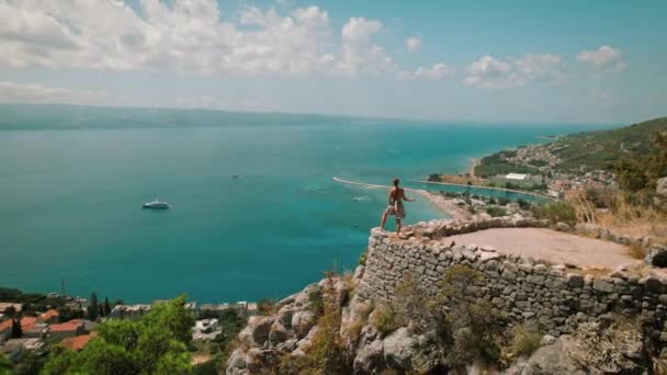 바다로 흐르는 케티나 오미스의 꼭대기에 경치를 즐기는 크로아티아의 — 비디오