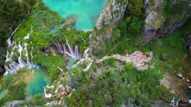 Vodopád Plitvických Jezerech Chorvatsku Kaskáda Jezer Spojených Vodopády Vápencovým Kaňonem — Stock video