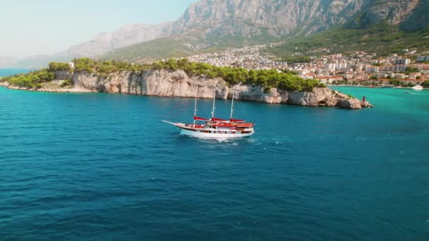 在海滨附近有一艘大船的马卡斯卡镇的风景鸟瞰 在克罗地亚的夏季海景 热门旅游胜地 — 图库视频影像