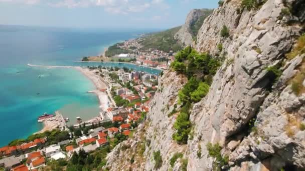 아드리아 배경과 바다와 오미스 Cetina 해안에 건물의 — 비디오