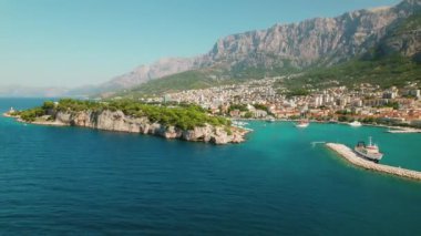 Deniz ve dağlar arasına kurulmuş Omis kıyı kasabasının manzaralı manzarası. Hırvatistan 'da yaz tatili..
