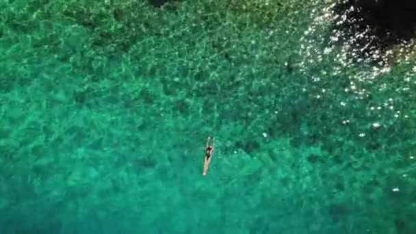 Zdjęcie Kobiety Pływającej Nad Oszałamiającym Turkusowym Dnem Morskim Krystalicznie Czystą — Wideo stockowe