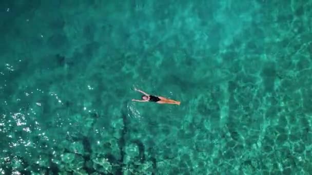 Pływak Łączący Się Odcieniami Morza Delikatne Fale Wokół Pływaka Sugerują — Wideo stockowe