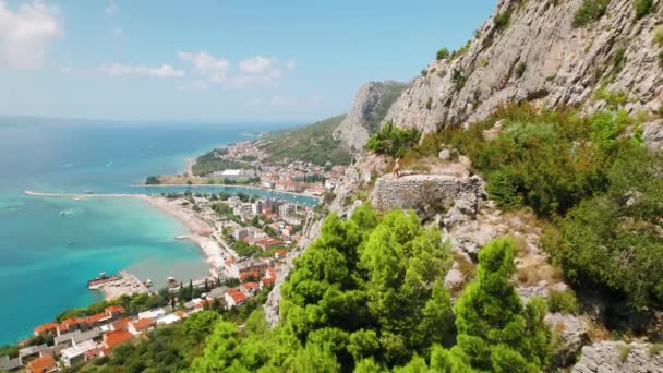 에메랄드 바다와 지형에 오미스 마을의 위에서 크로아티아 — 비디오