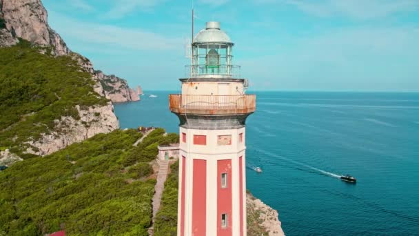 宏伟的灯塔矗立在意大利卡普里岛平静的蓝色海水之上 Faro Punta Carena海员灯塔 — 图库视频影像