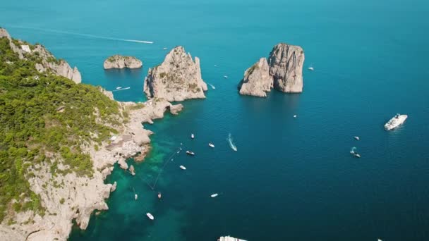 卡普里岛 有岩石海岸线和在蒂里尼安海的休闲船 意大利自然景观和人类水活动的空中景观 — 图库视频影像