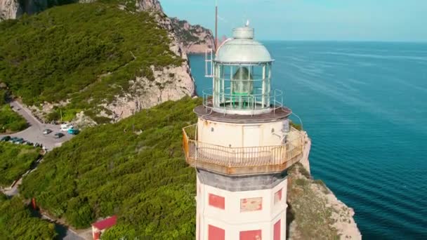 卡普里灯塔耸立在悬崖边上 是俯瞰大海的哨兵 意大利Faro Punta Carena的空中景观 — 图库视频影像