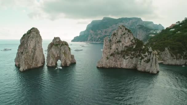 Majestic Seaside Cliffs Towering Calm Bay Waters Inglês Luz Etérea — Vídeo de Stock