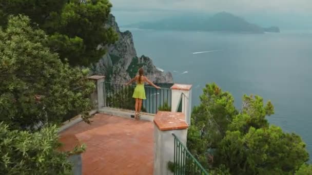 Женщина Балконе Выходит Потрясающий Морской Пейзаж Лодками Скалами — стоковое видео
