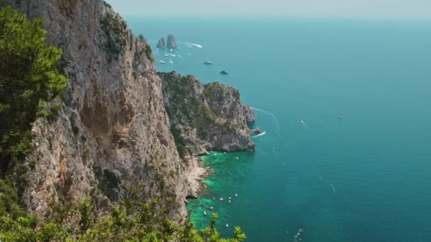 Costa Capri Com Penhascos Deslumbrantes Iates Luxo Com Turistas Navegam — Vídeo de Stock