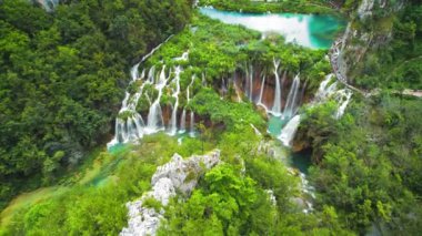 Hırvatistan 'daki Plitvice Gölleri Ulusal Parkı' nda yürüyüş yolu daralıyor. Bir sürü su ve şelalesi olan dağ manzarası. Seyahat ve doğa kavramı.