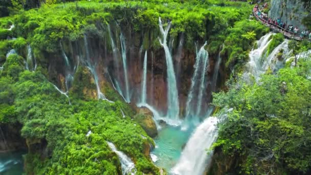 Powerful Waterfall Flows Lake Azure Clear Water Plitvice Lakes National — Stock Video