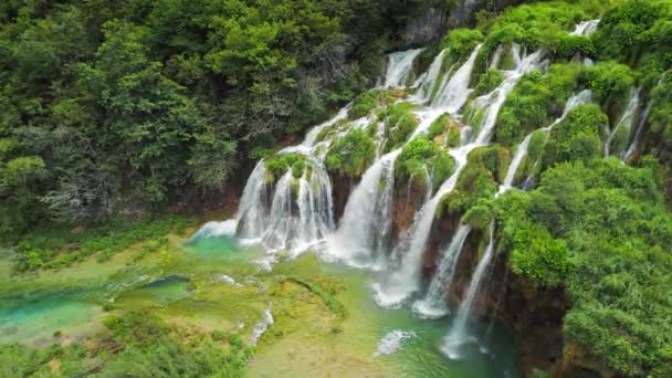 Krásné Vodopády Letním Národním Parku Scénické Horské Potoky Proudí Jezera — Stock video