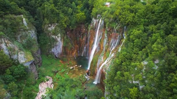 Мощный Водопад Впадает Озеро Лазурной Чистой Водой Плитвицкие Озера Хорватии — стоковое видео