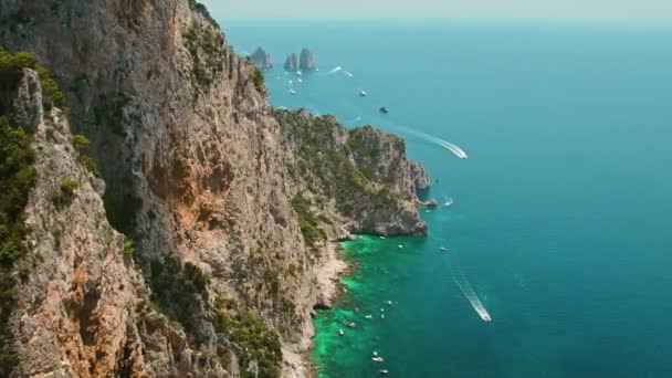 Impresionante Vista Aérea Isla Capri Con Costa Escarpada Mar Tirreno — Vídeos de Stock