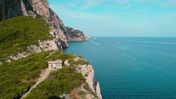 Farol Vermelho Histórico Costa Capri Com Vista Para Vasto Mar — Vídeo de Stock