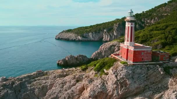Luftaufnahme Des Ikonischen Roten Leuchtturms Faro Punta Carena Auf Der — Stockvideo